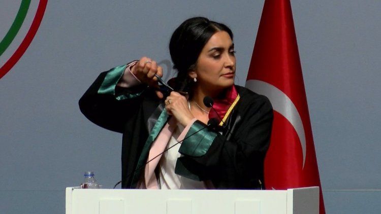 İstanbul Barosu'nun Genel Kurul toplantısında Jina Emini'ye destek