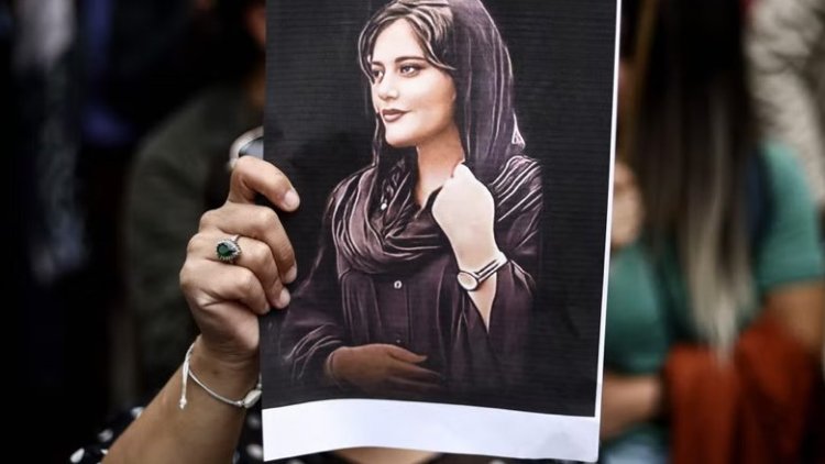 İran: Jina Emini gösterilerine katılanlara halka açık yargılama