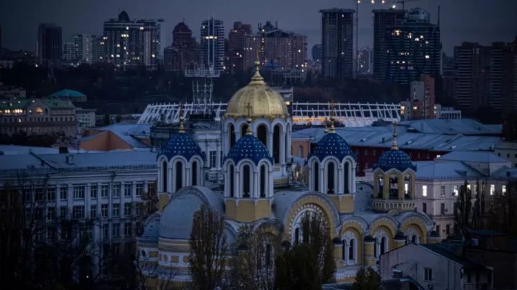 Zelenskiy: U﻿krayna'da 4,5 milyon kişi elektriksiz kaldı
