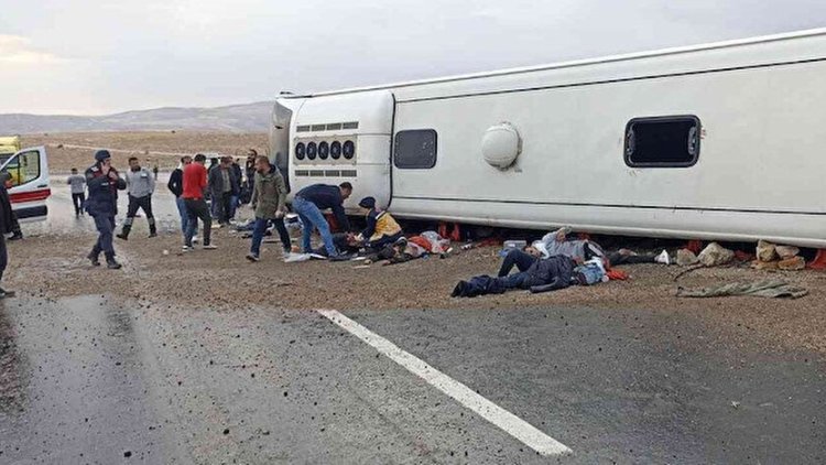 Sivas'ta göçmenleri taşıyan otobüs devrildi, çok sayıda ölü ve yaralı var