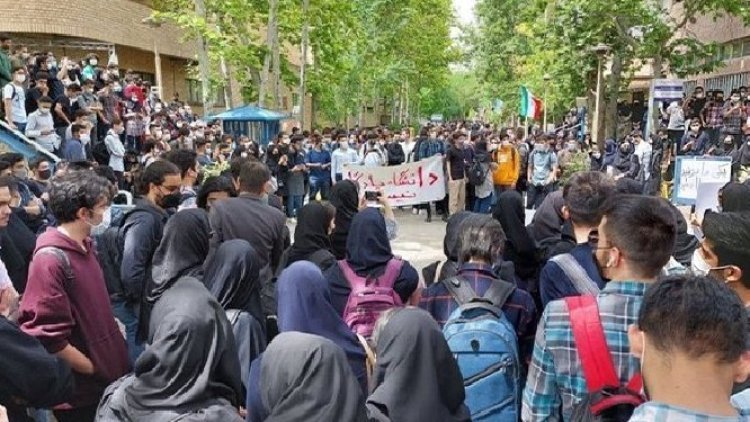 Yüzlerce İranlı akademisyenden tutuklanan öğrencilere destek