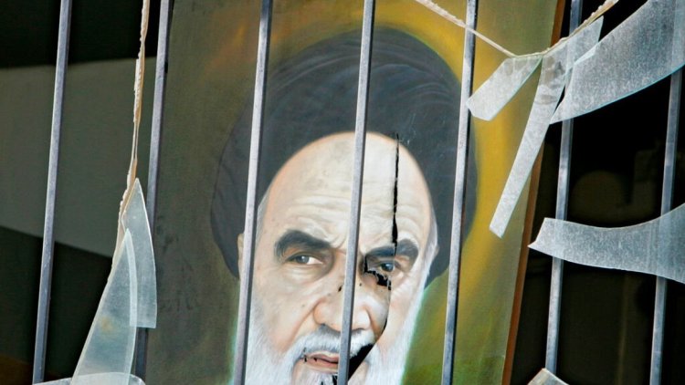 İran'da göstericiler ilk dini lider Hamaney'in evini ateşe verdi