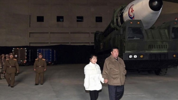 Kim Jong-un, kıtalararası füze denemesinde kızıyla görüntü verdi