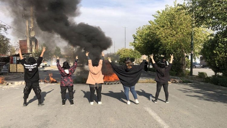 İranlı yazarlardan Rojhılatlı göstericilere destek