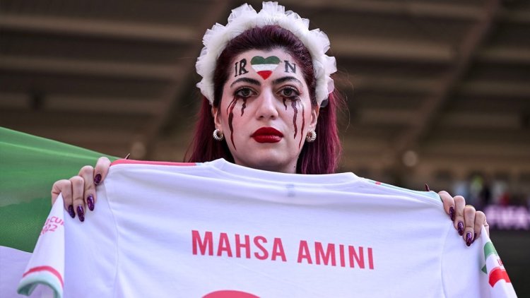 İranlı taraftarlardan Galler maçında göstericilere destek