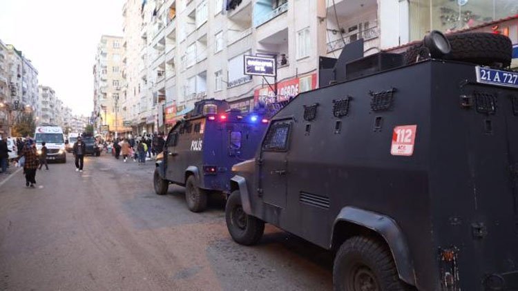 Diyarbakır'da iki aile arasında bıçaklı kavga: 4 yaralı