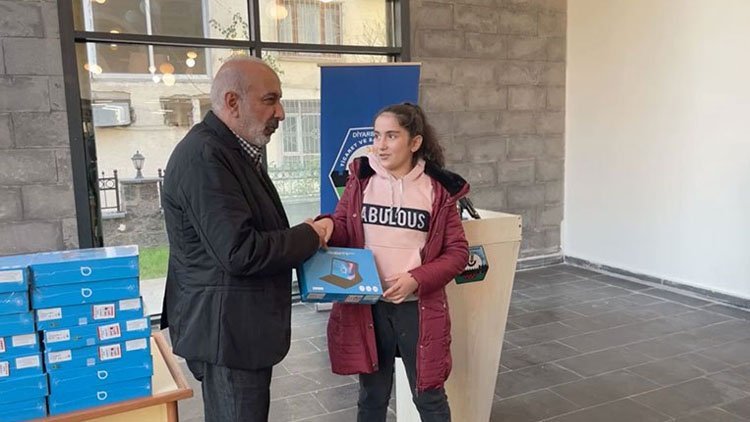 Diyarbakır: DTSO, Kürtçeyi seçen 120 öğrenciye tablet verdi