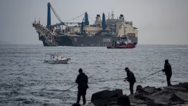FT: Türkiye yeni belge isteyince, Rus petrol tankerleri Boğazları geçemedi