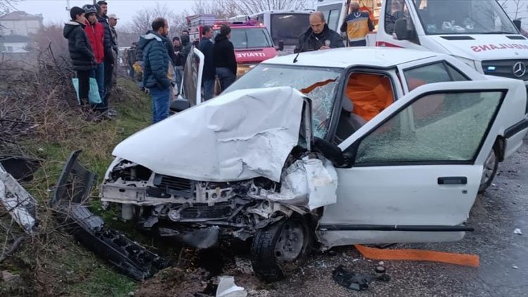 Malatya'da halk otobüsü ile otomobil çarpıştı: 7 yaralı