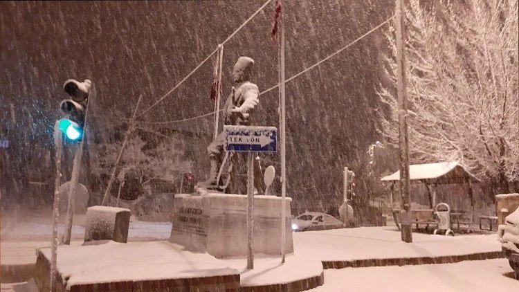 Adana ve Maraş'ta yoğun kar: 3 ilçede okullar tatil