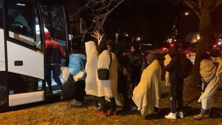 Otobüsler dolusu kıyafetsiz göçmen ABD Başkan Yardımcısı Harris'in evinin önüne bırakıldı!