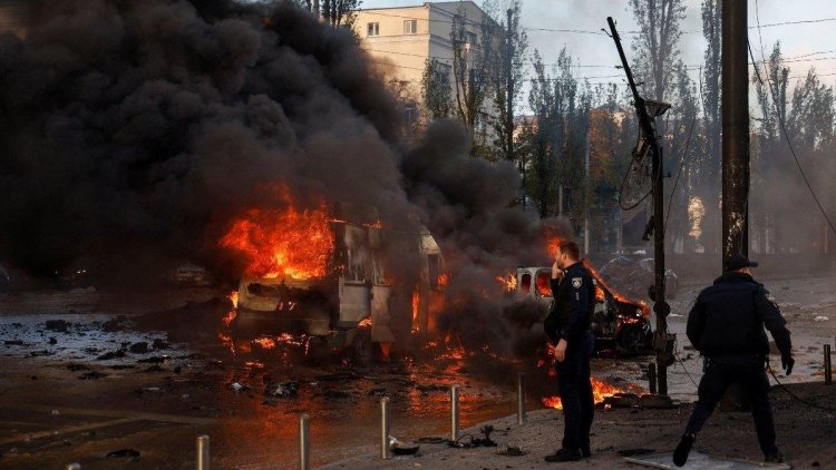 Kiev'de ara arda patlamalar: Rusya füze yağdırdı 