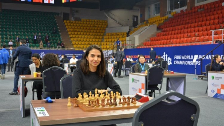 Başörtüsünü çıkaran İranlı satranç oyuncusu ülkeyi terk etme kararı aldı