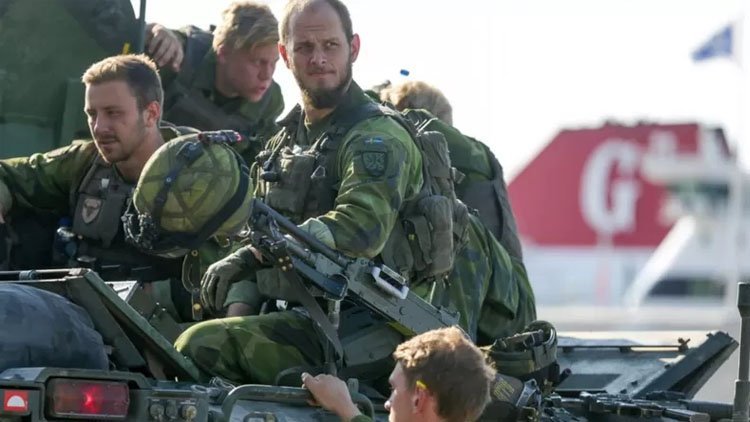 İsveç, zorunlu askerliği geri getiriyor