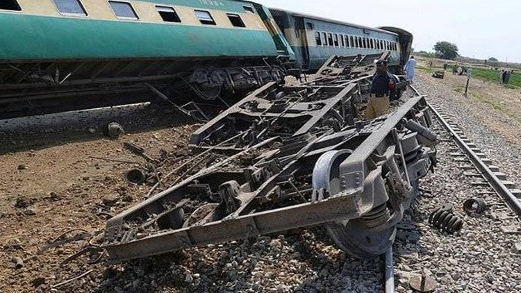  Pakistan'da yolcu trenine bombalı saldırı: 18 yaralı