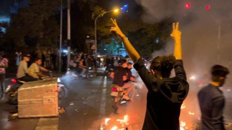 İranlı protestocular baskılara rağmen hala rejime meydan okuyor