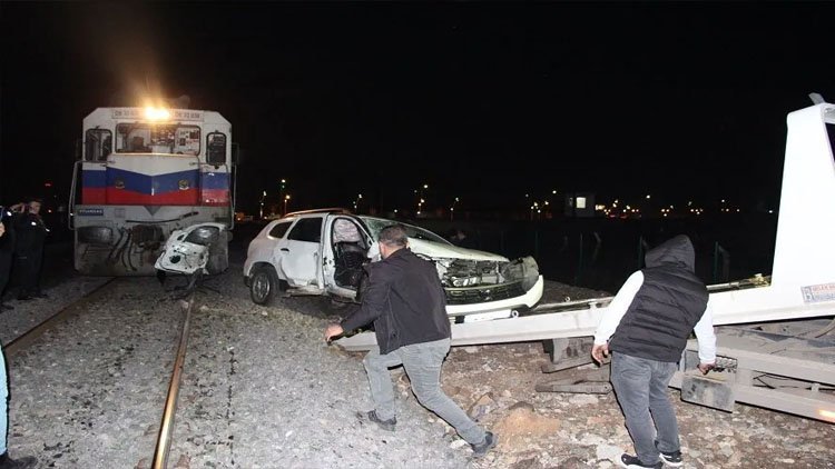 Diyarbakır'da hemzemin geçitte kaza: 4 yaralı