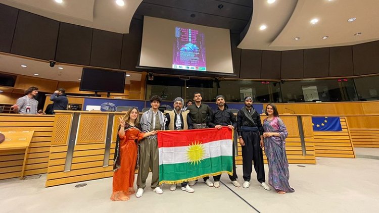 Folklor ekibi Avrupa Parlamentosu’nda Kürdistan bayrağı açtı