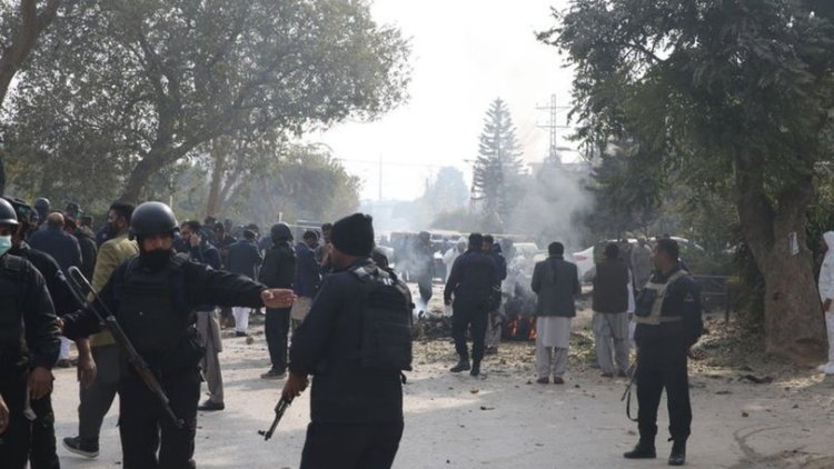 Pakistan'da camide patlama: En az 17 ölü 80 yaralı