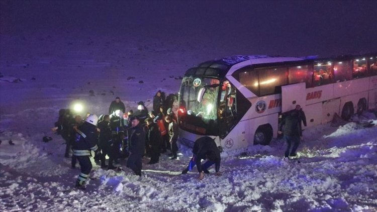 Diyarbakır-Urfa karayolunda otobüs şarampole devrildi: 4’ü ağır 30 yaralı