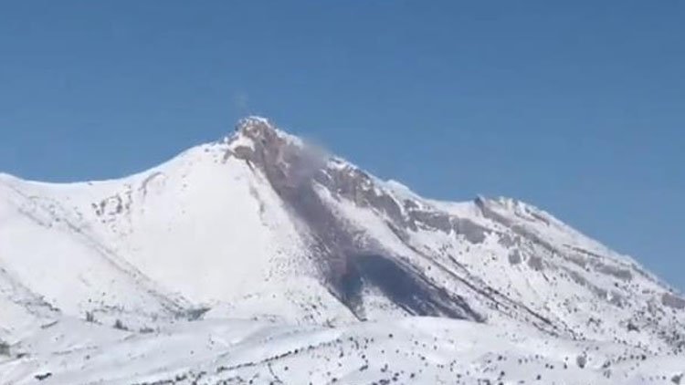 Maraş'ta kırık oluşan dağdan lav aktı