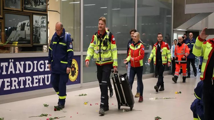 Almanya'dan deprem bölgesine yardıma gelen arama kurtarma ekibi geri döndü 