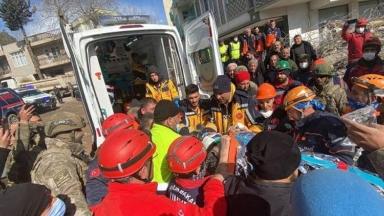 Antakya'da bir kadın ve iki çocuk, 228 saat sonra enkazdan sağ çıkarıldı