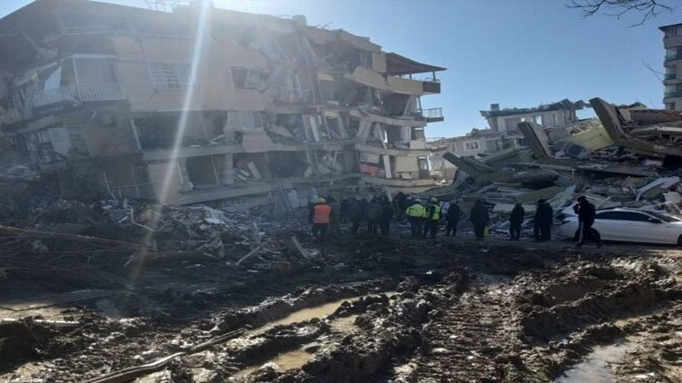 'Türkiye’deki depremde şu ana kadar 6100 Suriyeli sığınmacı hayatını kaybetti'