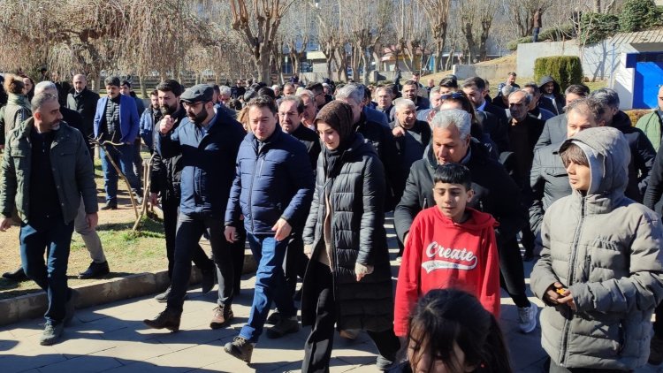 DEVA lideri Babacan Diyarbakır'da depremzedeleri ziyaret etti