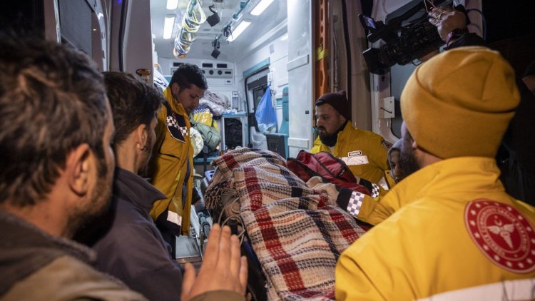 Enkaz altında kalan kadın depremin 258. saatinde kurtarıldı