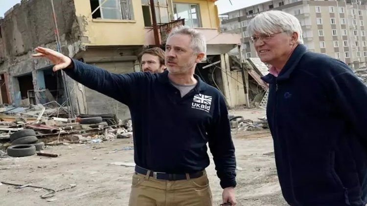 Deprem bölgelerini gezen İngiliz bakan Mitchell : Kesinlikle dehşet verici