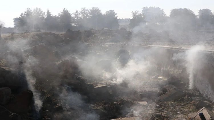 Diyarbakır’da deprem sonrası yeraltından çıkan duman 18 gündür tütüyor
