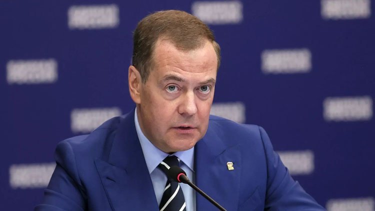 Medvedev: Batı, Ukrayna'yı kullandıktan sonra hurdaya çıkaracak