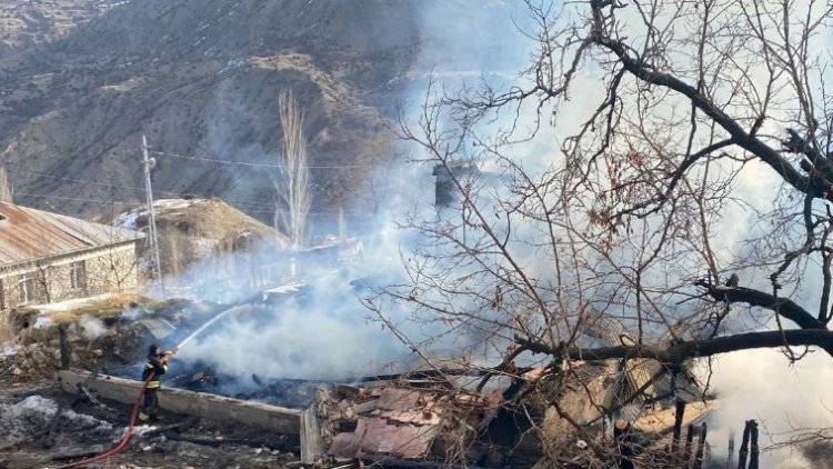 Erzurum'da 4 ev yanarak kullanılamaz hale geldi