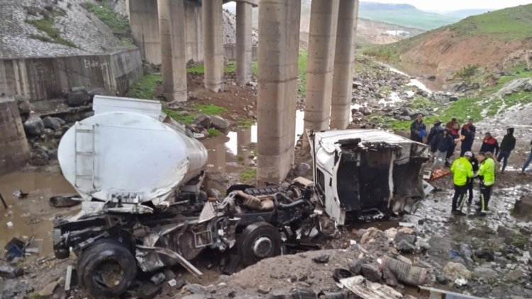 Şırnak-Cizre'de tanker köprüden düştü: 1 ölü, 1 yaralı