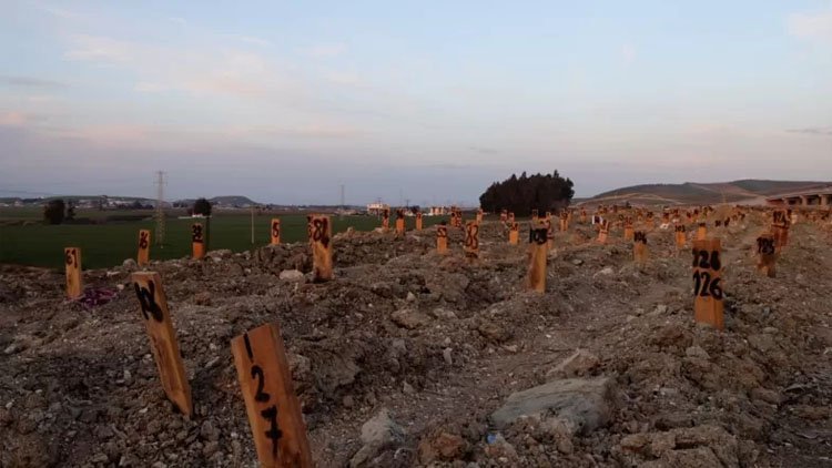 Kayıplarını arayan depremzedeler: 'Çocuklarımızın kemikleri bile olsa bulunmasını istiyoruz'