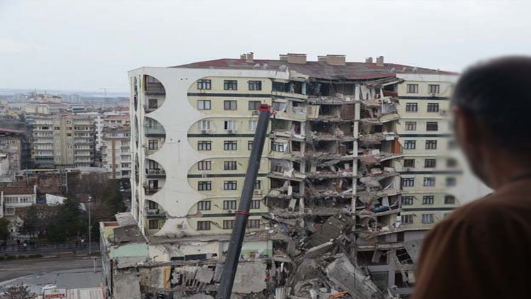 Diyarbakır: Yüzlerce kişiye mezar olan 4 bina kaçak çıktı!
