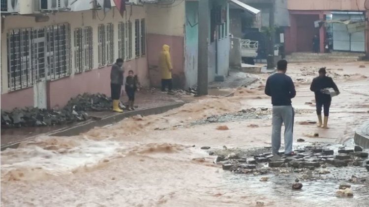 Urfa ve Elazığ'da şiddetli yağış: Caddeler, evler, tarlalar su altında kaldı