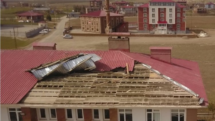Ahlat’ta şiddetli fırtına okul çatılarını uçurdu