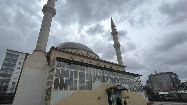 Erzurum'da çocuklar camiye biber gazı sıktı, imam namazı tamamlayamadı