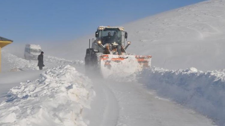Van ve Bitlis'te 163 yerleşim yerinin yolu kar nedeniyle kapandı