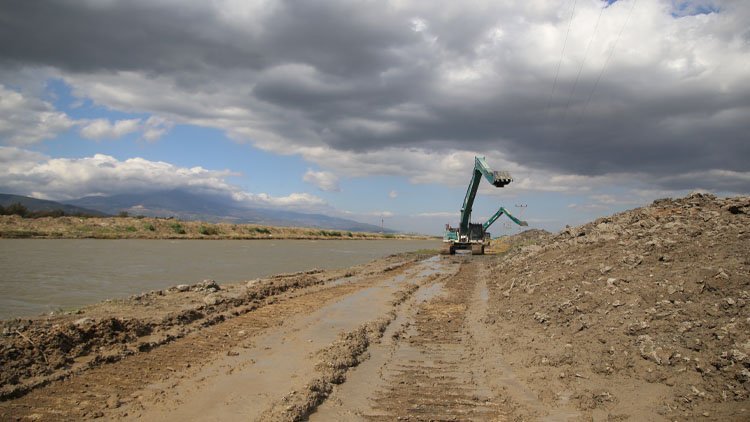 Hatay: Asi Nehri yatağından 7,8 metre kaydı