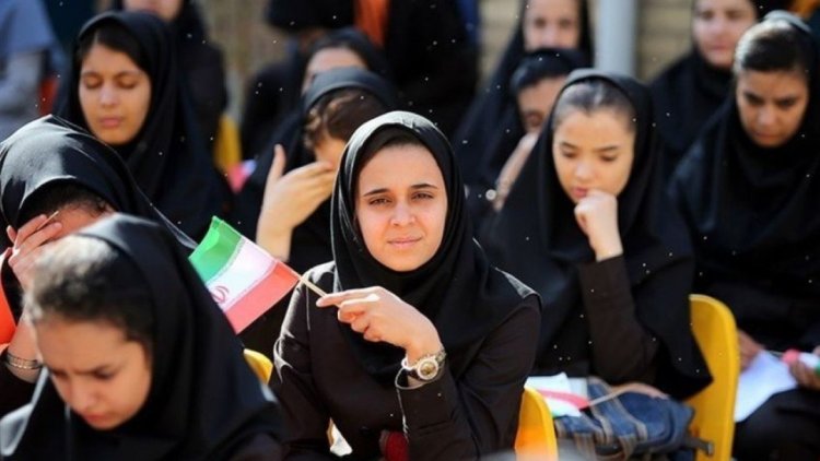 İran'da zorunlu başörtüsü kuralına uymayan öğrencilere eğitim verilmeyecek