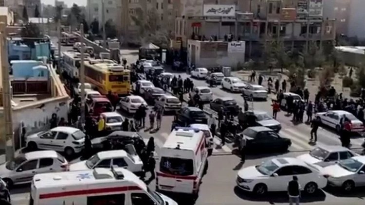 İran'da kız lisesinden onlarca öğrenci zehirlendi: 'Kimyasal gaz' iddiası halkı sokaklara döktü