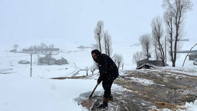 Nisan ortasında kış geri geldi! Muş'ta 30 köy yolu ulaşıma kapandı