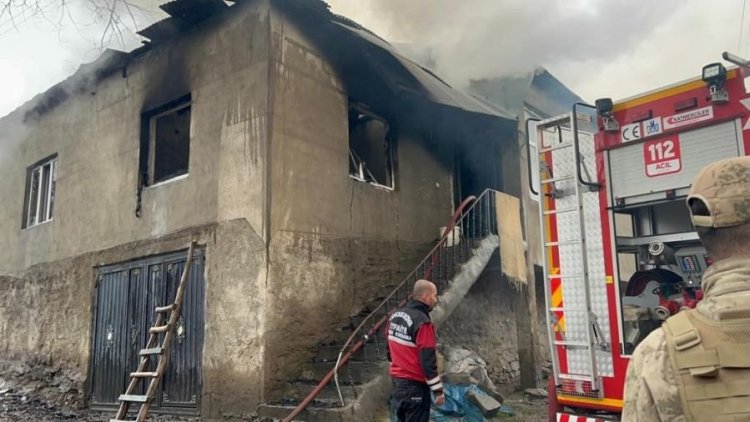 Yüksekova'da bir evde çıkan yangında 4 çocuk zehirlendi
