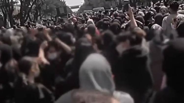 İran'da okullardaki toplu zehirlenme vakaları protestosu