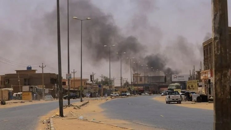 Sudan’da darbe girişimi: Ordu birçok noktayı bombaladı