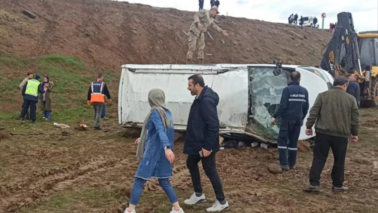 Bitlis'te minibüs şarampole yuvarlandı: 13 kişi yaralandı