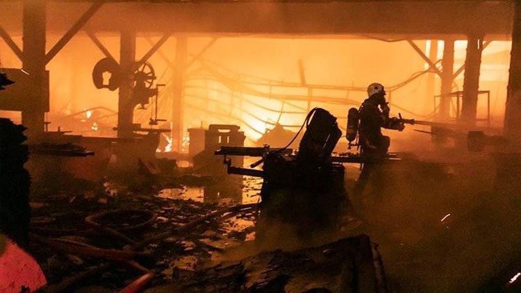 Mersin'de mobilya fabrikasında yangın: 4 kişi yaşamını yitirdi